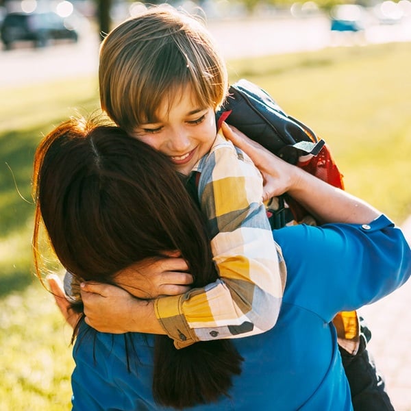 fia megöleli anyát