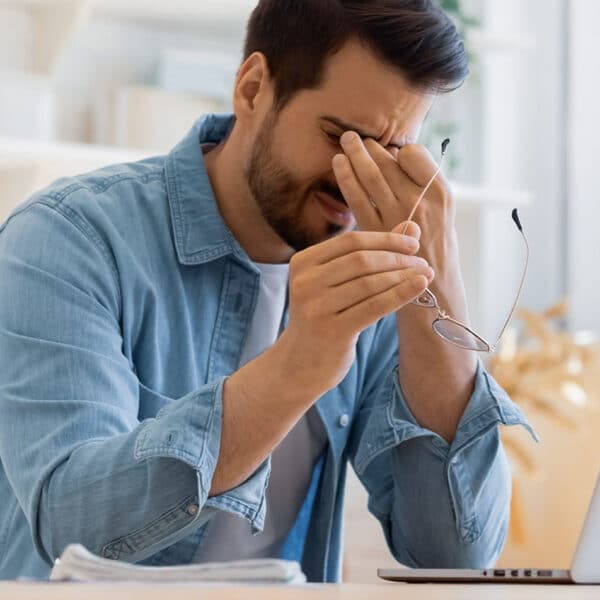 Egy férfi stresszes a munkája miatt.