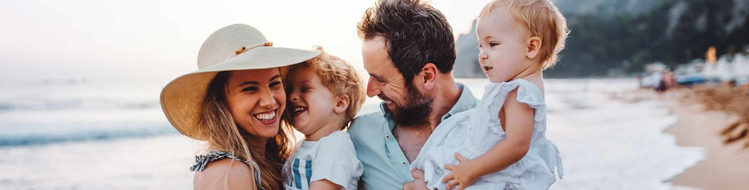 Fiatal család nyaral, ünnepel.