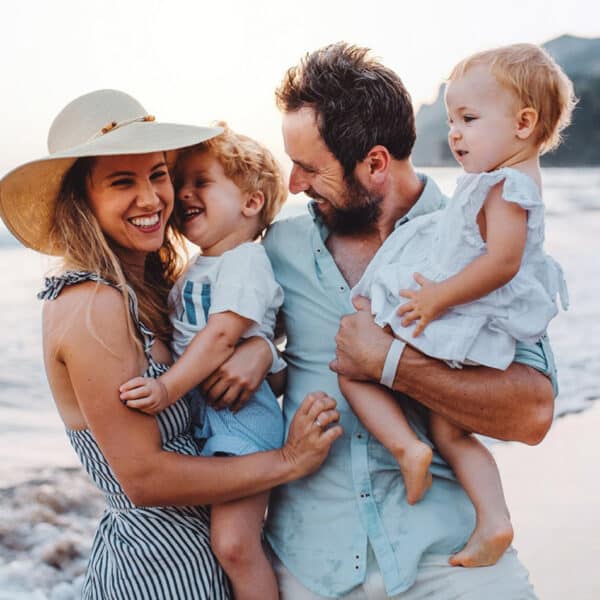 Fiatal család nyaral, ünnepel.