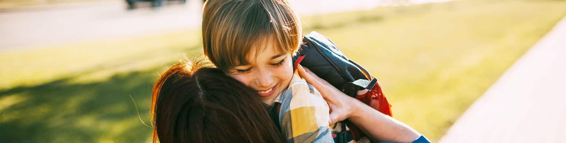 fia megöleli anyát