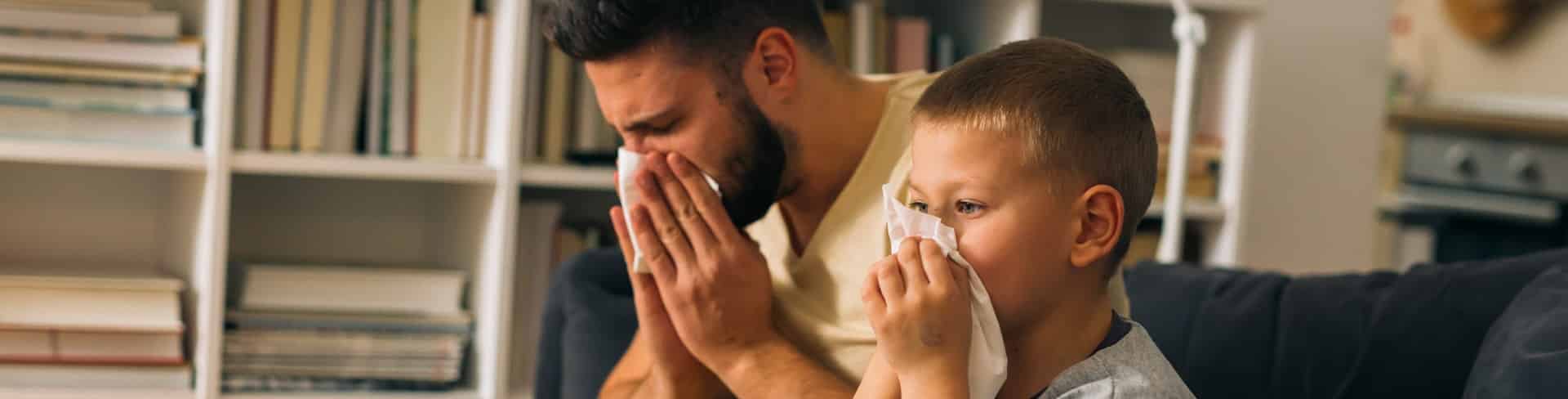 Apa és fia megfázás közben
