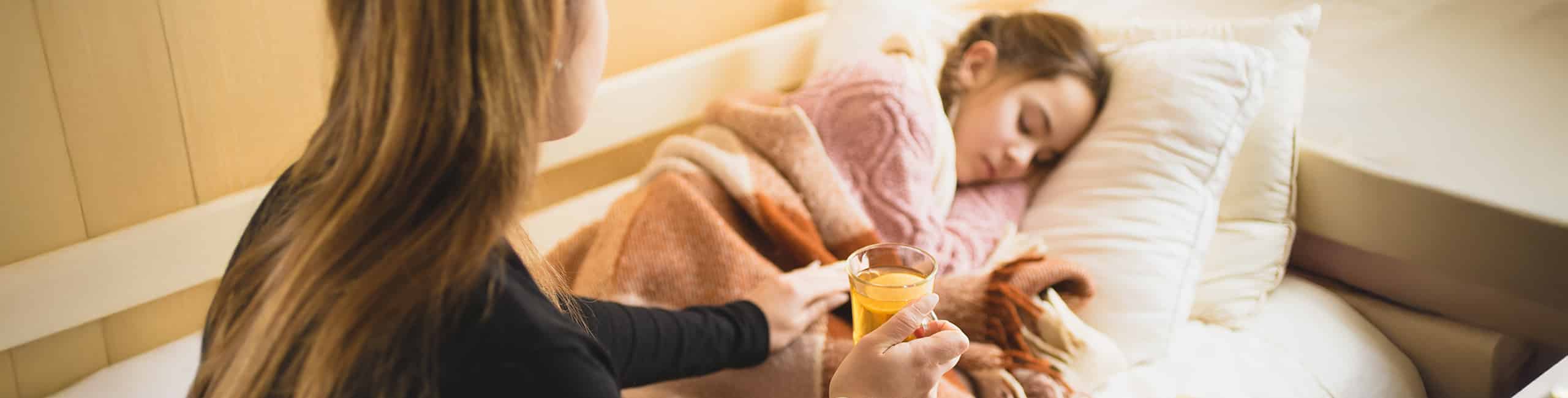 Egy beteg iskoláslány és az anyukája.