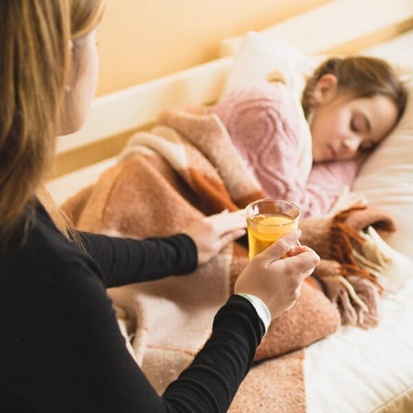 Egy beteg iskoláslány és az anyukája.