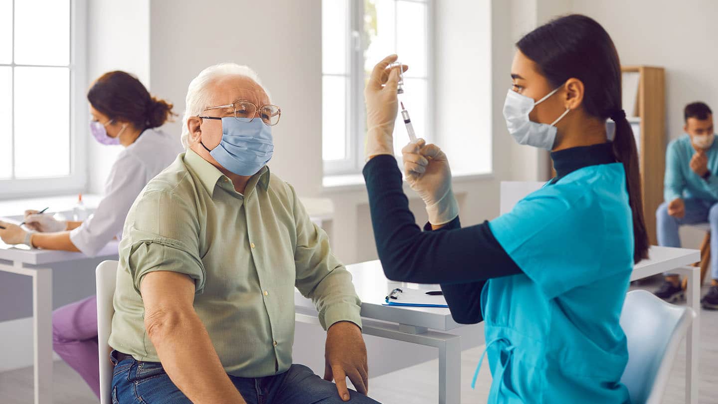 Idős úriember oltása, immunrendszer erősítése.