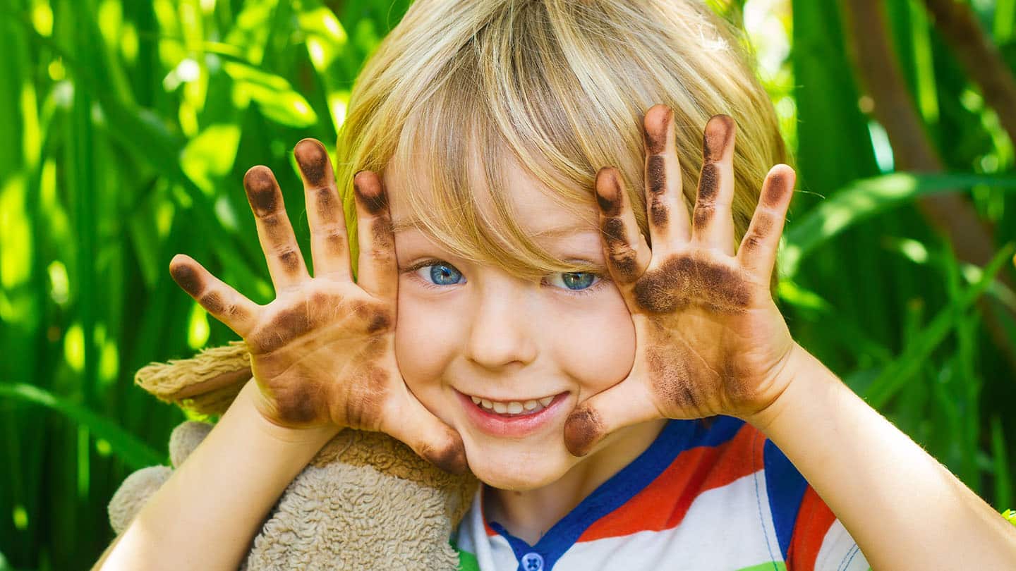 Egy koszos kezű fiú.