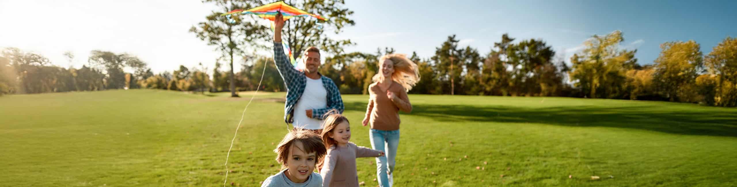 Család a szabadban, élvezve a nyaralást.