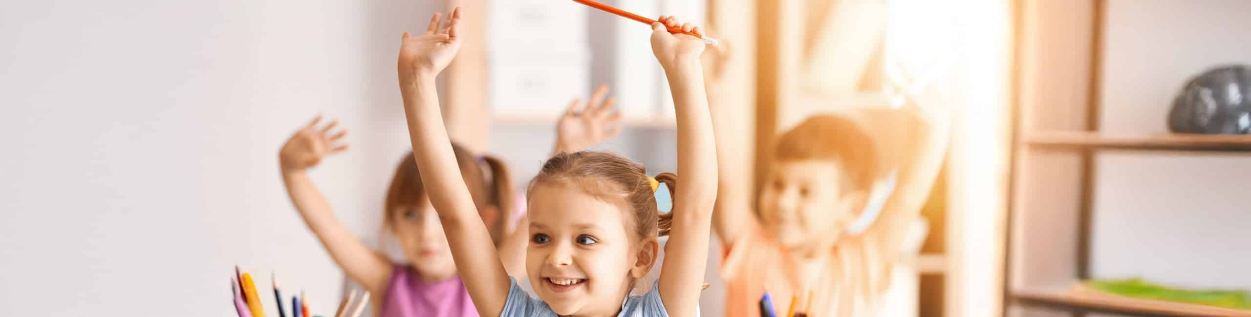 Boldog gyerekek az iskolában vagy óvodában.