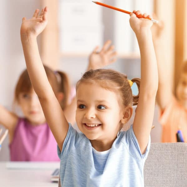 Boldog gyerekek az iskolában vagy óvodában.