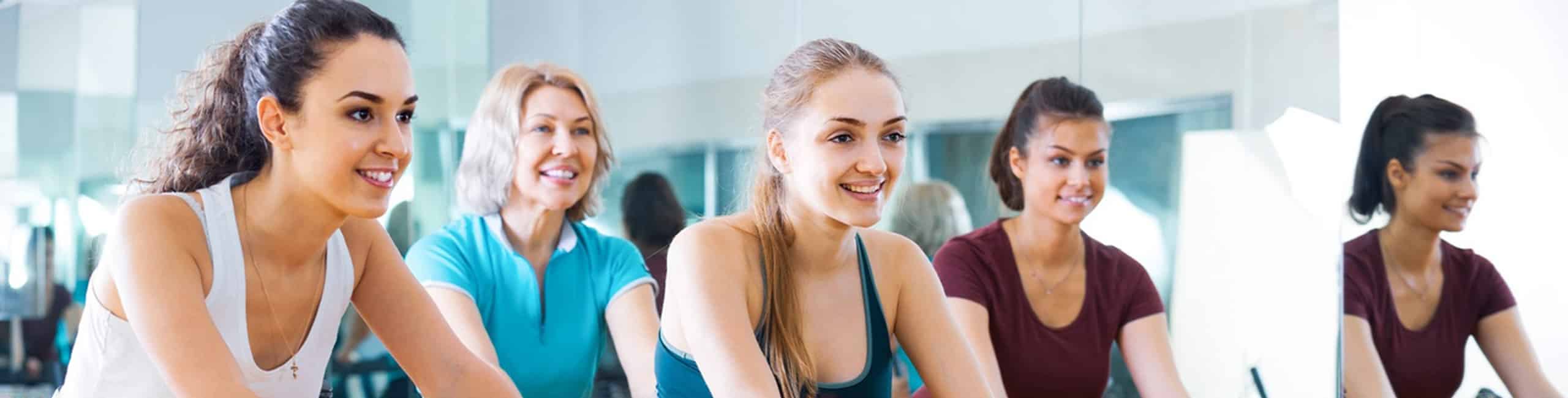 A fiatal nők élvezik a csoportos testmozgást.