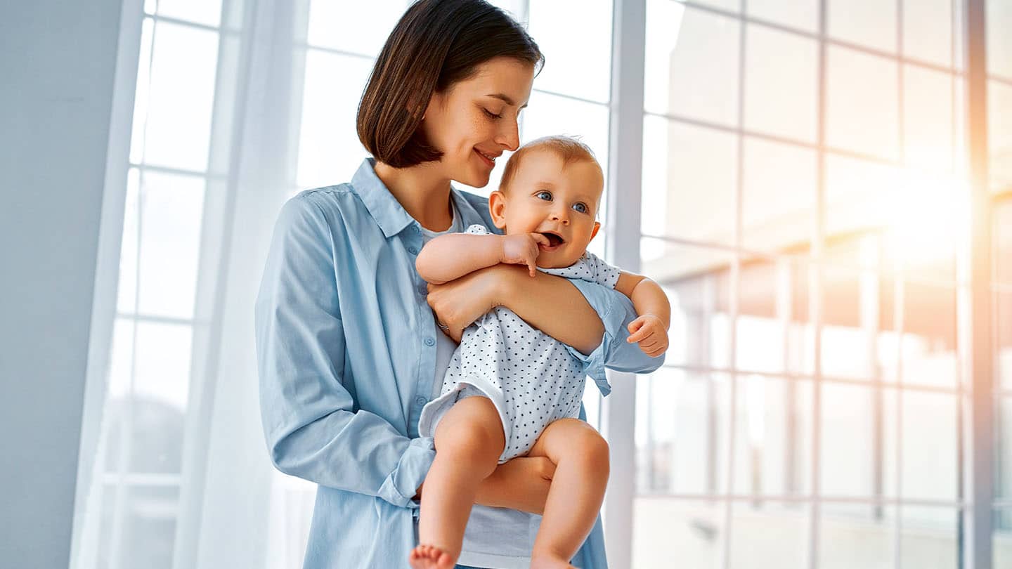 Anya gyermekkel a karjában.