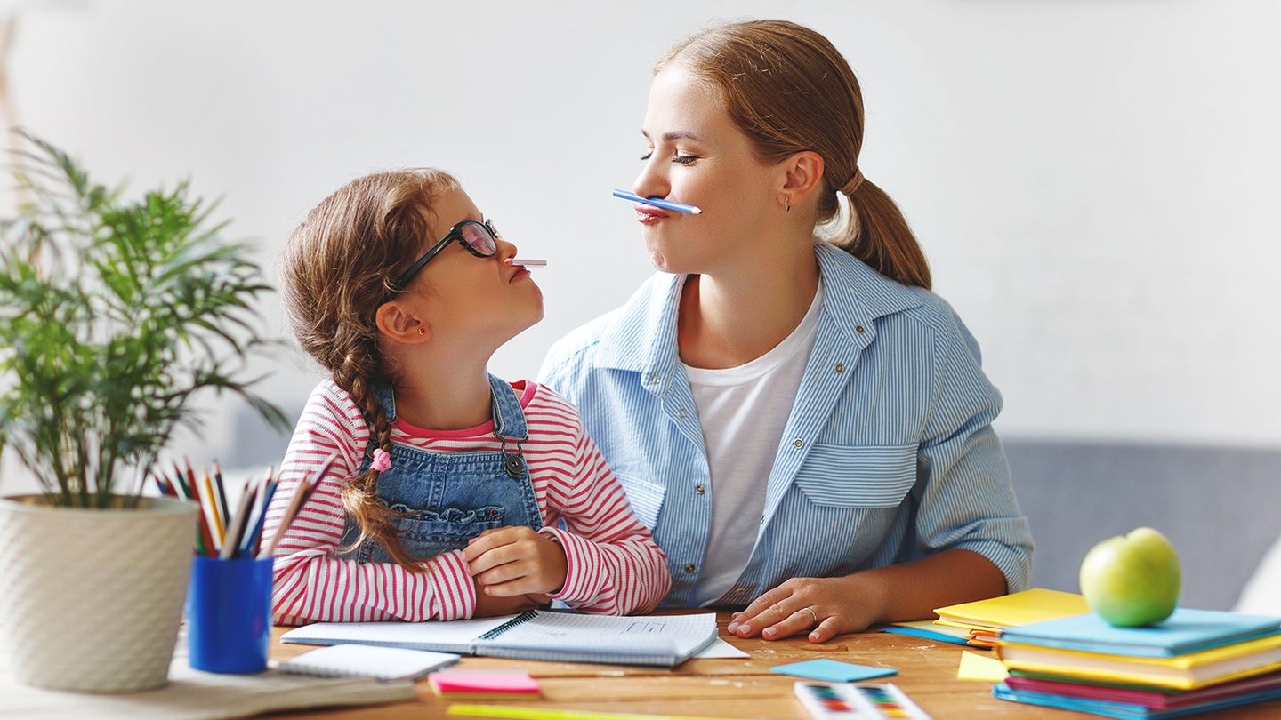 A nővérek játszanak, miközben a házi feladatukat csinálják.