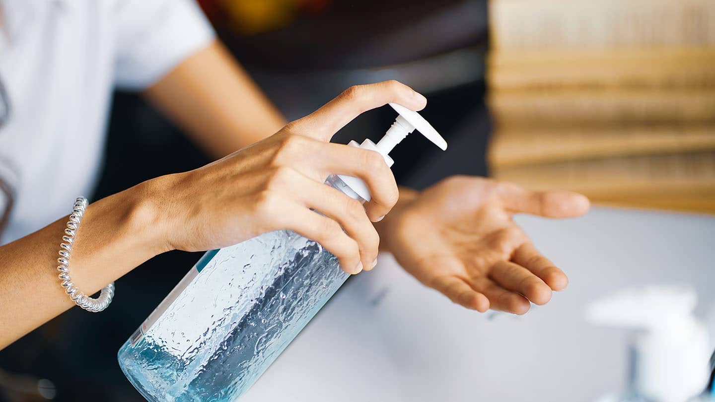 Kézfertőtlenítés.