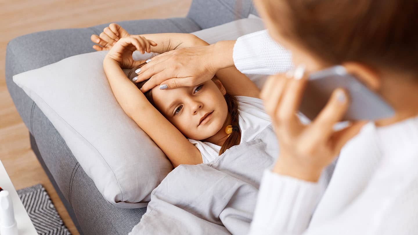 Beteg gyermek az anyjával, megfázás, influenza.