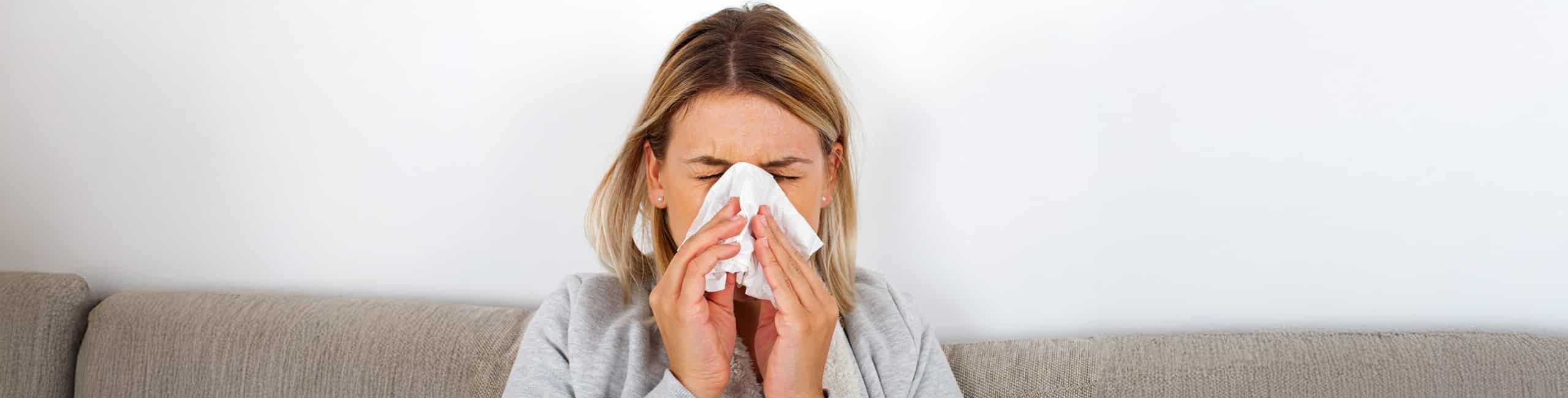 Beteg nő, a különbség a megfázás és az influenza között.