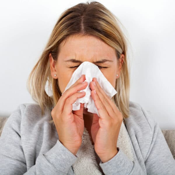 Beteg nő, a különbség a megfázás és az influenza között.