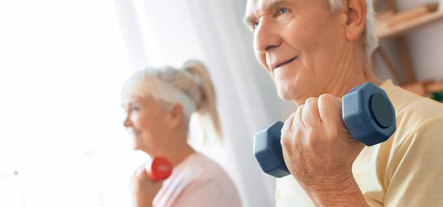 Idős pár sportol, erősíti az immunrendszert.