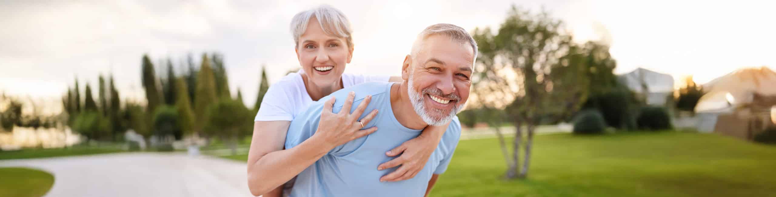 Egészséges idős pár élvezi a természetet.