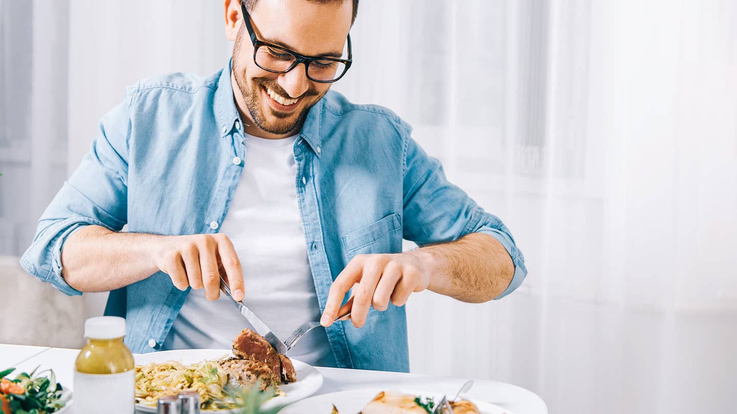 Egy megfázott férfi könnyű ételt eszik.