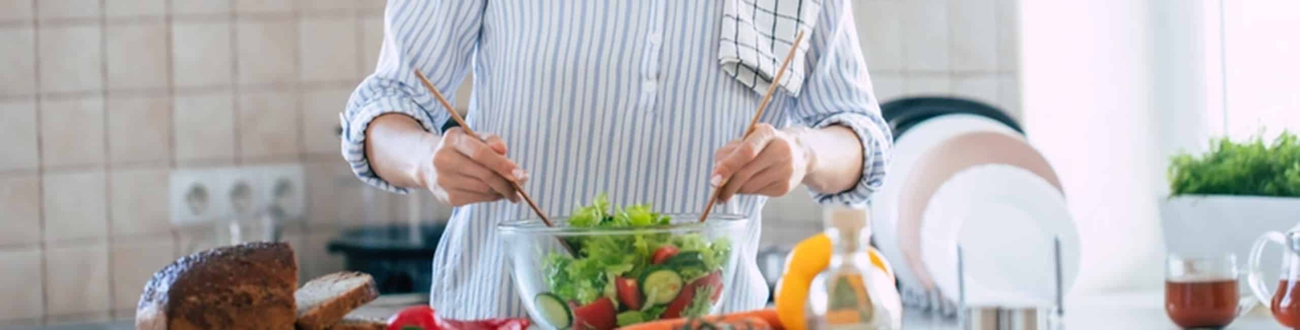 Egy nő egészséges, C-vitaminnal és cinkkel teli salátát készít.