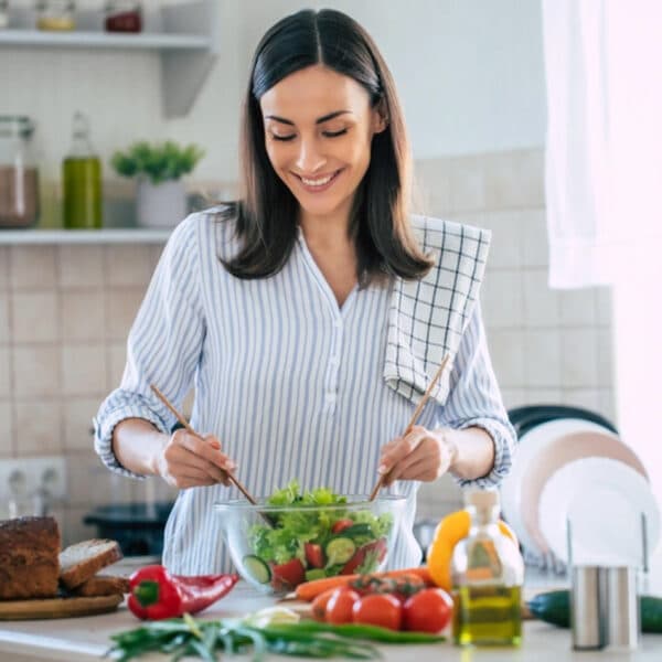 Egy nő egészséges, C-vitaminnal és cinkkel teli salátát készít.